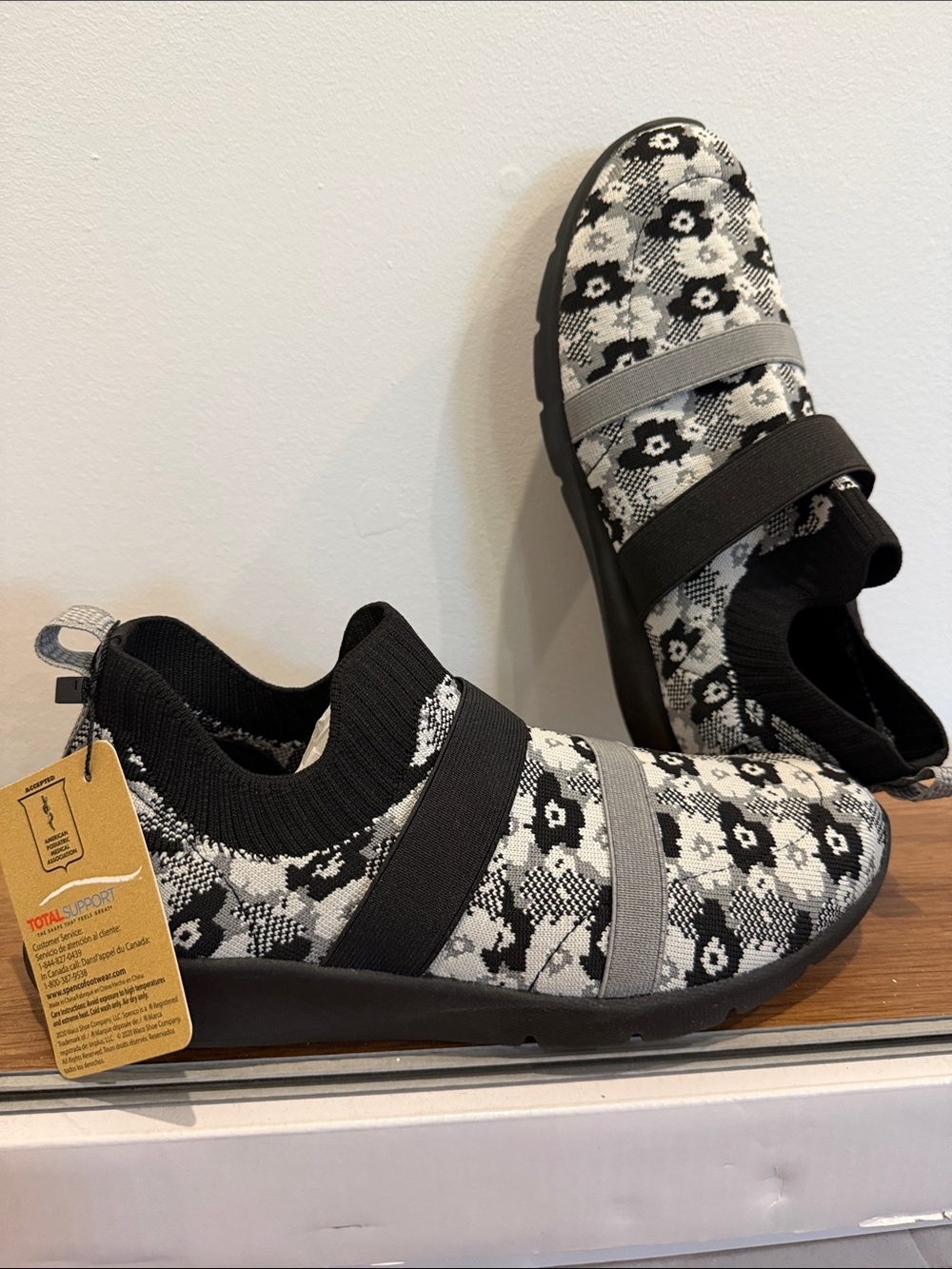 New Spenco Black & Gray Floral Knit Slip-On Sneakers Size 8.5D